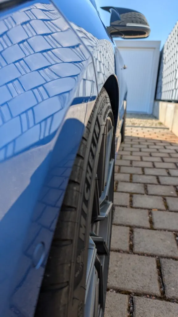 Tuning & Fahrzeugveredelung - Schaubild eines Kundenfahrzeugs welches die Passgenauigkeit des Sonderrads nach Tieferlegung im Radhaus veranschaulicht